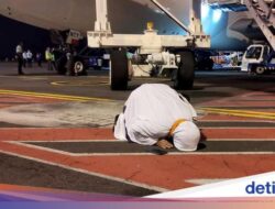 Momen Haru Sujud Syukur Jemaah Haji Kloter Pertama Kala Kembali Di RI