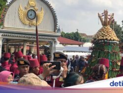 Warga Antusias Berebut Gunungan Kala Grebeg Besar Keraton Jogja