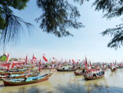 Ratusan Nelayan Berpartisipasi Untuk Laga Hias Kapal Di Pantai Boom Tuban