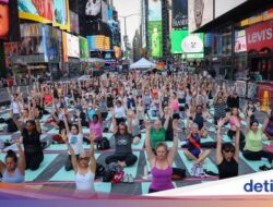 Ratusan Warga New York Ikut Latihan Yoga Bareng Di Titik Balik Matahari