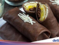 Resep Dadar Gulung Cokelat Isi Pisang Keju yang Legit Gurih