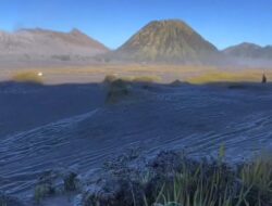 Salju Mulai Bermunculan Ke Gunung Bromo, Suhu Turun hingga 5 Derajat
