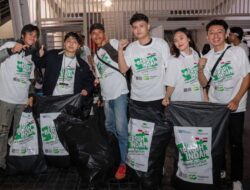 Salut! Pegadaian Ajak Pecinta Bola Bersih-Bersih Arena Usai Laga Indonesia vs Irak