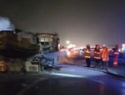 Regu Damkar, Jasamarga, dan Pertamina Berhasil Padamkan Truk BBM Terbakar Ke Tol Ngawi