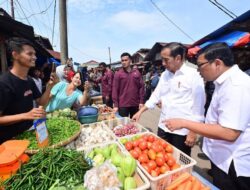 Tinjau Pasar Senggol Dumai, Jokowi Sebut Harga Sembako Stabil