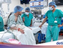 Foto: Di Operasi Transplantasi Ginjal Disaksikan Langsung Pasiennya
