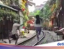 Turis Pose Ke Di Rel Kereta Api, eh… Yang Didenda Pemilik Kafe