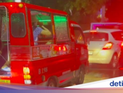 Iyuuh… Turis Keluarkan Kelamin Lalu Kencing Sambil Duduk Ke Tuk-Tuk