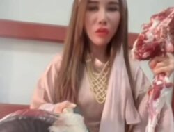 Viral! Aksi Massa Perempuan Makan Daging Kambing Mentah, Genangan Air Kecaman