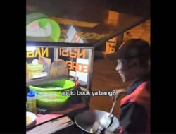 Viral! Tukang Nasi Goreng Jualan Sambil Dengar Audiobook, Netizen: Keren Mang