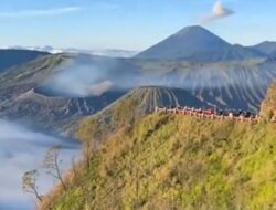 Viral! Warung Ke Atas Gunung Ini Hadirkan Pemandangan Terbaik Bromo dan Semeru