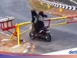 Viral 2 Remaja ‘Seruduk’ Portal Waduk Sermo Pakai Kendaraan Bermotor Roda Dua, Ternyata Sudah Sering