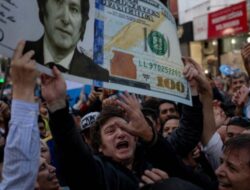 Warga Argentina Ramai-ramai Buang USD, Sinyal Dedolarisasi?