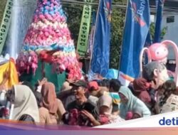 Warga Berebut Gunungan BH Di HUT Sragen