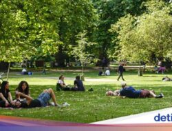 Warga London Bersantai Ke Taman Pada Cuaca Lagi Terik-teriknya