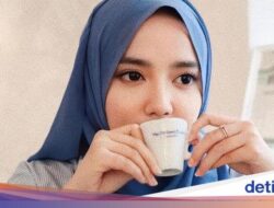 Pose Wirda Mansur Pada Belanja hingga Ngopi Ke Kafe