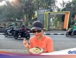 Gaya Zita Anjani Jajan Bubur Ayam Kaki Lima hingga Restoran