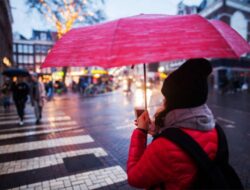7 Tips Liburan Nyaman Di Curah Hujan Tinggi, Bukan Cuma Bawa Payung
