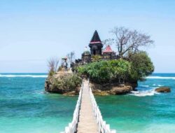 8 Pantai Terindah Ke Jawa Timur, Ada yang Mirip Tanah Lot Bali