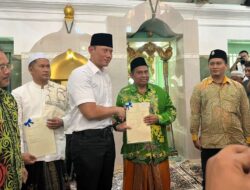AHY Serahkan Sertifikat Tanah Wakaf Masjid Ainul Yaqin Sunan Giri