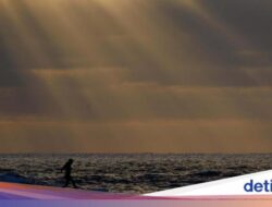Berselancar Di Suasana Syahdu Pantai Cardiff
