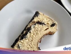 Gurih Lembut! Cheesecake Black Truffle yang Viral Di Blok M