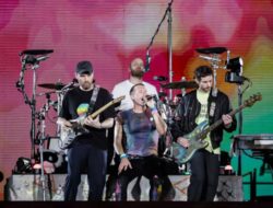 Coldplay Ajak Penonton Glastonbury Kirim Cinta Sebagai Palestina dan Israel, Serukan Kedamaian