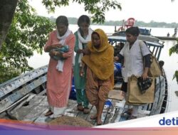 Detik-detik Ibu Melahirkan Di Atas Perahu Di India Kebanjiran