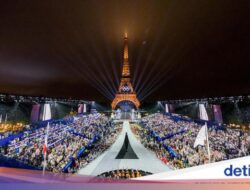 Gemerlap Menara Eiffel Pada Pembukaan Evenbesar Paris 2024