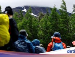 Imbas Lonjakan Turis, Mendaki Gunung Fuji Kini Dipatok Tarif