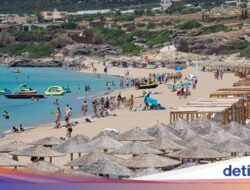 Yunani Denda Bar dan Restoran yang Pasang Bangku Berjemur Di Pantai