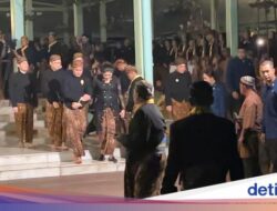 Pada Kaesang-Erina Ikut Kirab Pusaka Malam 1 Suro Hingga Solo