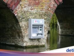 Lho, Ada Mesin ATM Hingga Pilar Jembatan Hingga Di Sungai?