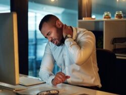 Kenali Perbedaan Leher Tegang Lantaran Kolesterol dan Salah Bantal