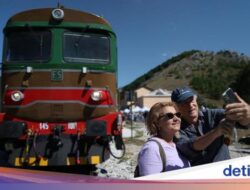 Kereta Antik Bawa Wisatawan Ke Desa Terpencil Italia