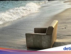 Pantai Ini Selalu Ada Benda Unik nan Aneh, Ada Sofa hingga Alat Gym