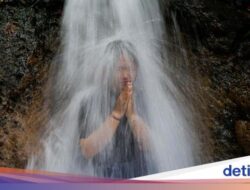 Melihat Umat Hindu Membersihkan Diri Untuk Ritual Banyu Pinaruh