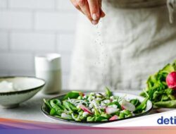 Tambahkan Garam Di Konsumsi Berarti Tak Sopan, Ini Kata Pakar Etiket