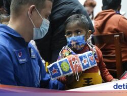 Momen Astronot Rusia Hibur Anak-anak Penderita Kanker Di Fasilitas Medis