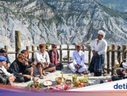 Ngertakeun Bumi Lamba Ritual Menjaga Kesucian Gunung Tangkuban Parahu