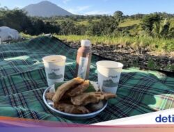 Istimewa! Ngopi Bersama Pemandangan Senja dan Gunung Bali yang Cantik