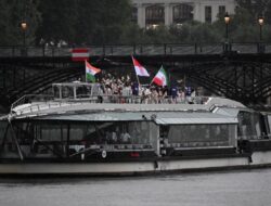 Opening Ceremony Evenbesar Paris 2024 Berlangsung Menawan, Kontingen Indonesia Tampil Chic