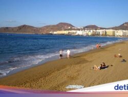 Pemkot Ancam Denda Pengunjung yang Kencing Ke Pantai Ini