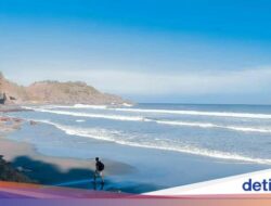 Pantai Ke Kebumen Punya Air Terjun yang Datang Di Samudra Hindia