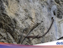 Pedang 1.300 Tahun yang Hilang Tertancap Ke Dinding Batu Setinggi 10 Meter