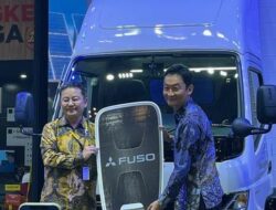 Mitsubishi Fuso Serahkan eCanter Hingga Pembeli Pertama