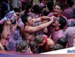 Potret Meriahnya Pertempuran Wine Di Spanyol, Baju Putih Berubah Ungu