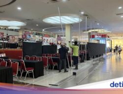 Diprotes Warga, Ditutupi Kain Hitam