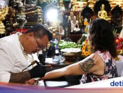 Potret Unik Tato Keberuntungan Bersama Mainan Karya Seni Labubu