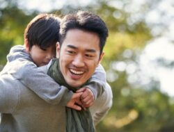 Studi Ungkap Laki-Laki Bersama Buah Zakar Kecil Lebih Sayang Anak